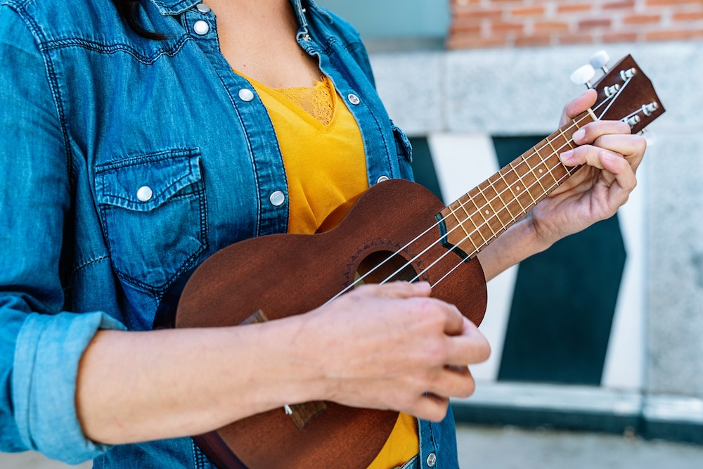 learn how to change ukulele strings
